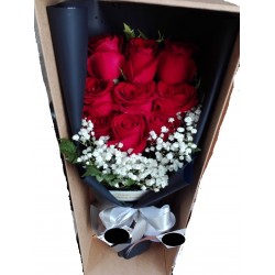 9 red roses flower in box